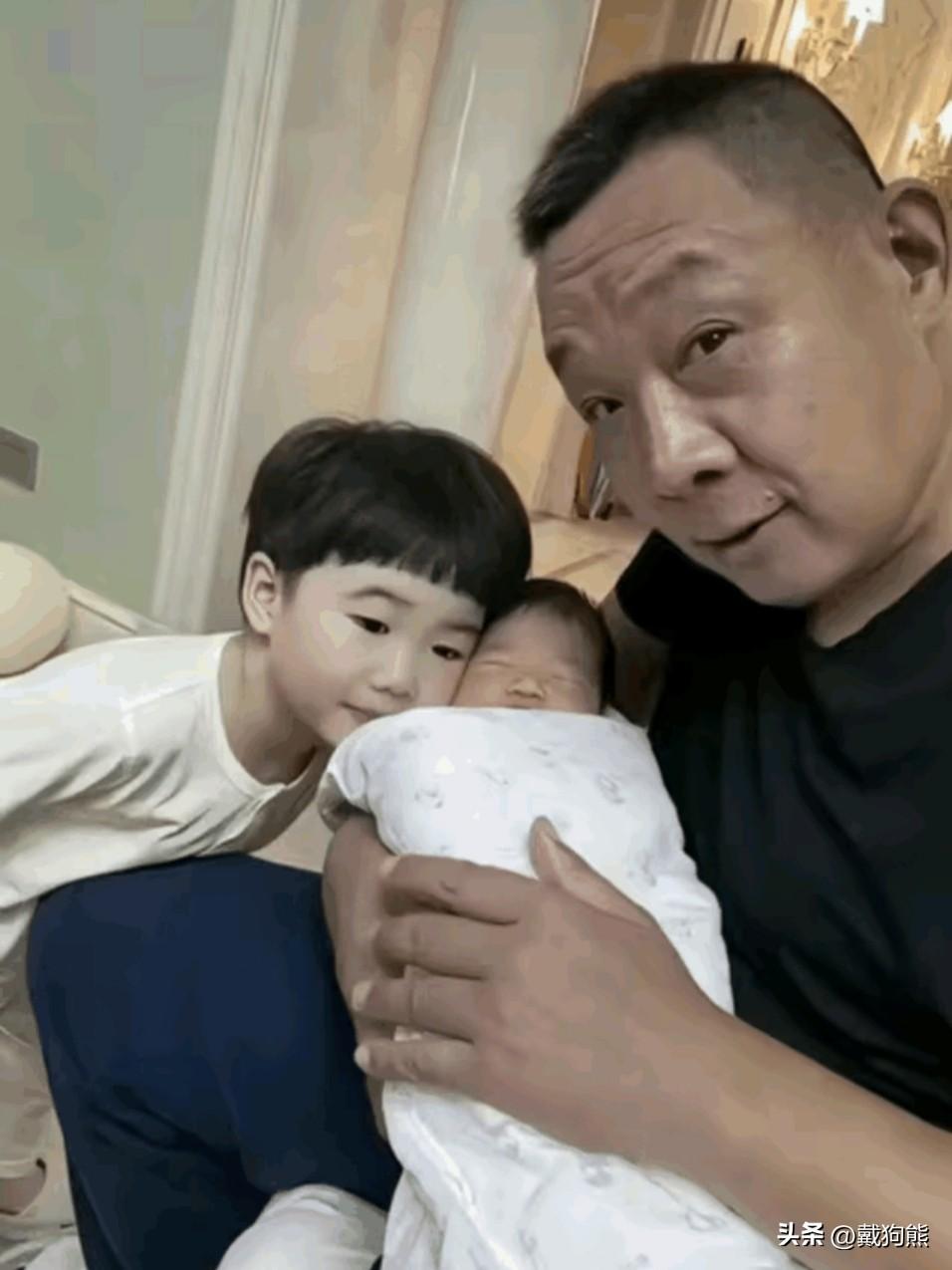 什么叫天伦之乐，含饴弄孙，是人活着最开心的事情。咱就看于东来那个眼神吧！他怀里抱