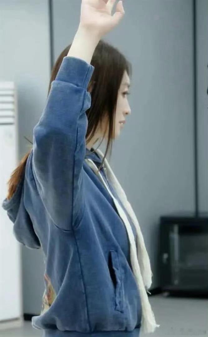 浪姐穿牛仔外套各有各的美乘风2026的姐姐们穿搭也太绝了！同一件牛仔外套，在每个