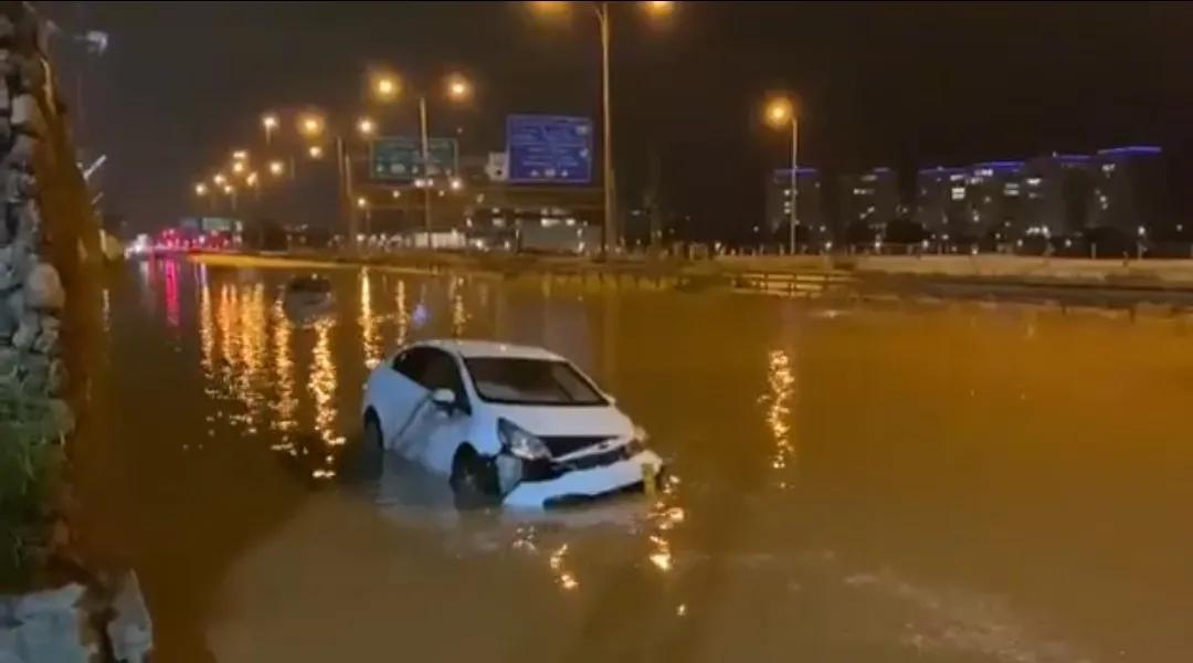 突发！！有报道称，由于大雨，以色列国防军对加沙的地面进攻将推迟几天。
可怜的巴勒