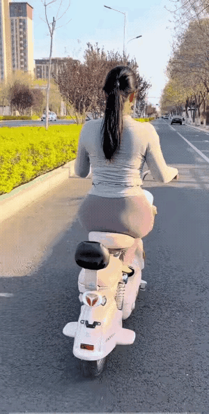 举报一下，有人骑车不带头盔🪖！