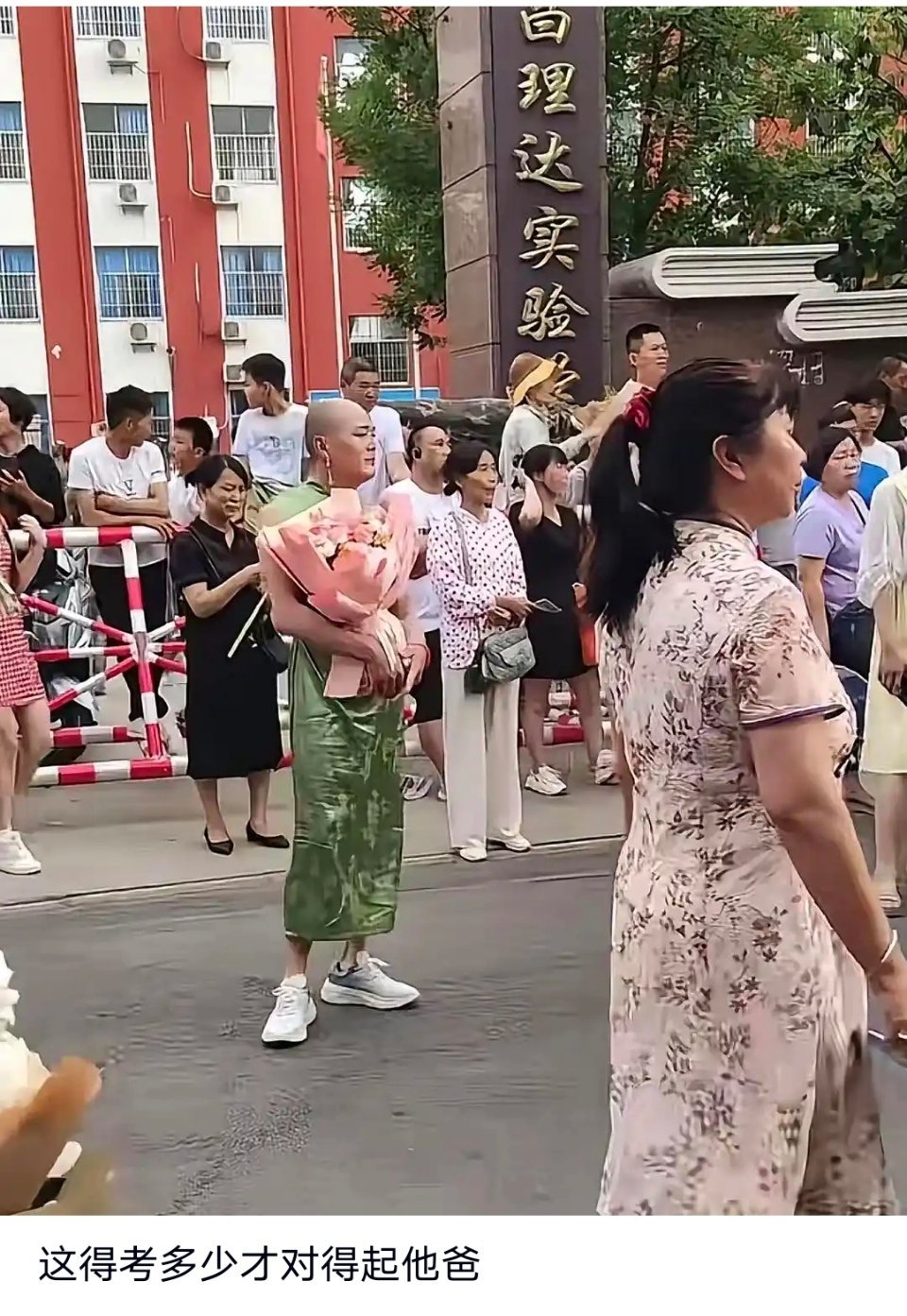 其实还不如正常穿衣服，这样无形中给了孩子很大压力 