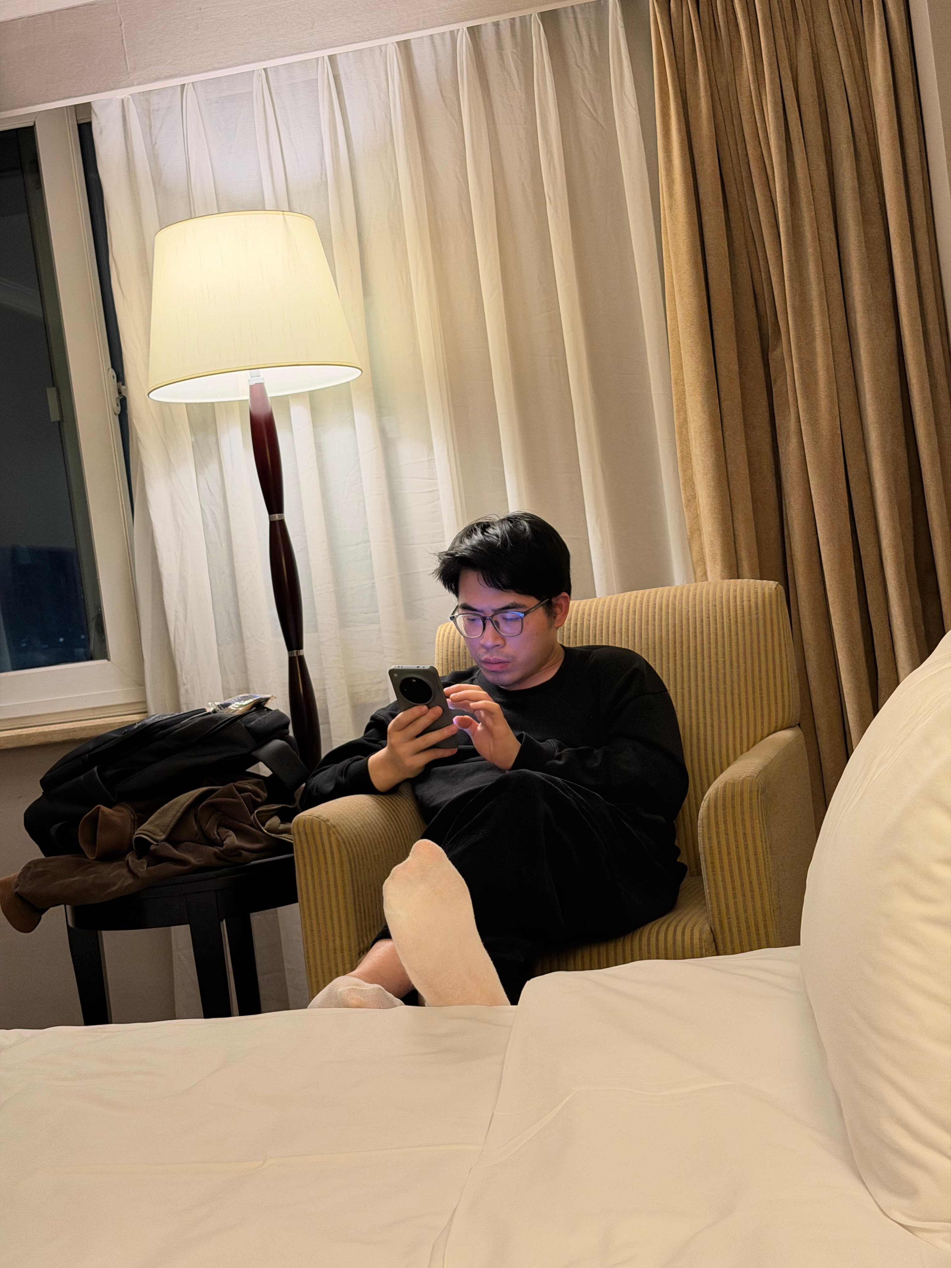 到酒店见面了就玩手机你们说应该怎么办（别误会 不是🌈 