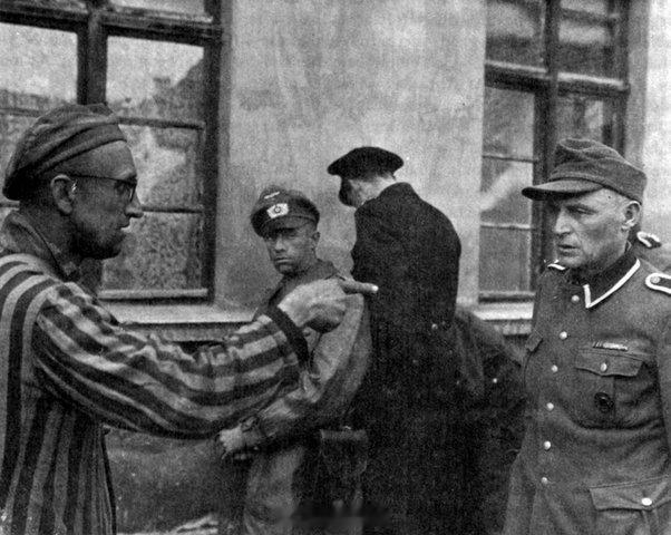 老照片的故事 1945年4月14日，一名在德国布痕瓦尔德集中营被美军解救的俄罗斯