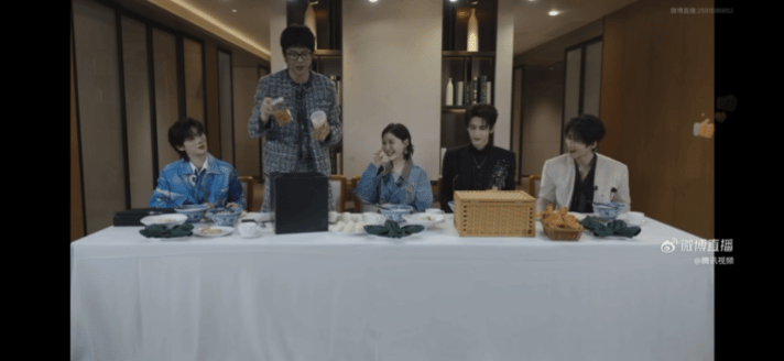 刘宇宁曝迪丽热巴录开推自带零食包刘宇宁说热巴准备了一整季的零食开始推理吧直播 笑