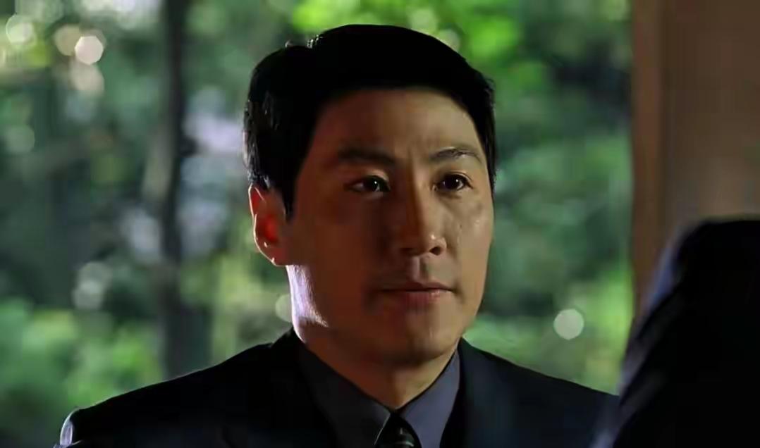 绿树掩映中，静观风云变。很多人都把他看成黎明。确实有点儿像。都是香港演员，认识他