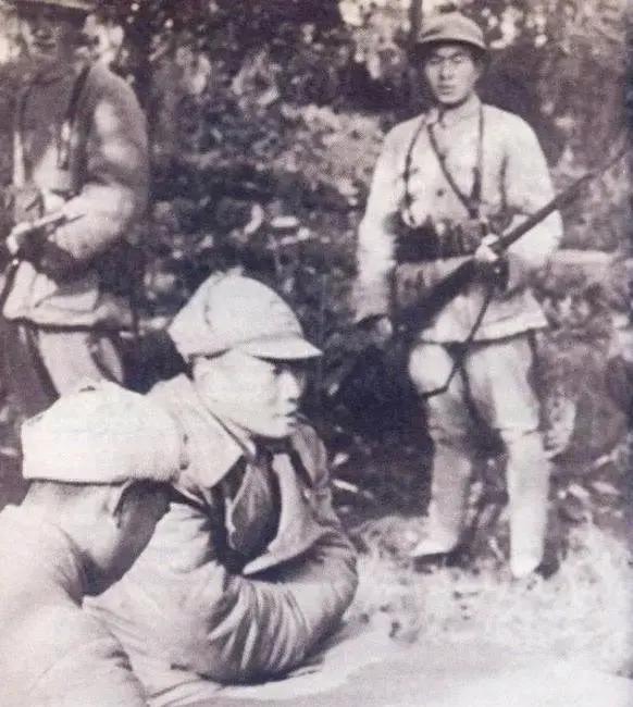1949年12月，宋希镰被俘后混在俘虏群，突然看到一个“老相识”，他赶紧蹲下身抱