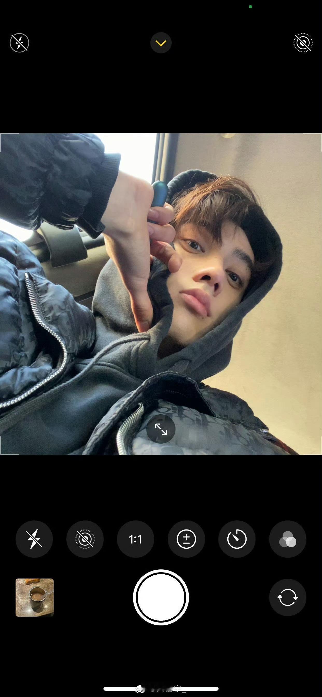 俺们小雷太貌美以至于很多人至今没看到手里的电子🚬 