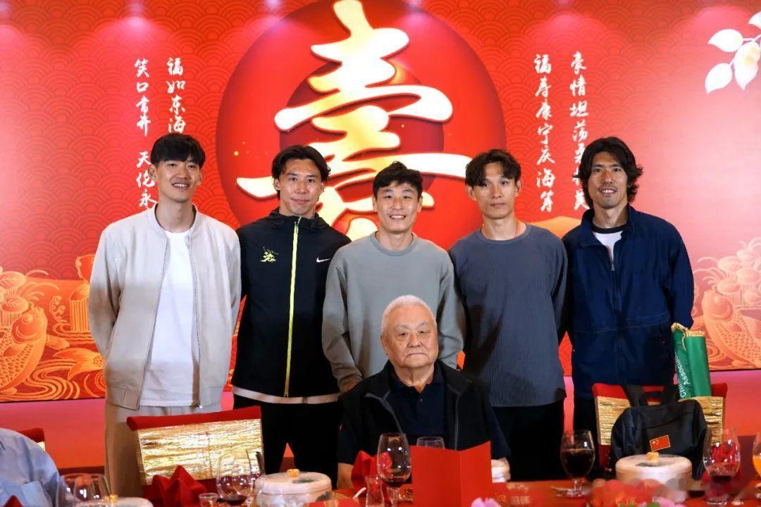 一张泛黄的存折，一场连办14年的师徒团聚会2026 年 5 月 11 日，是中国