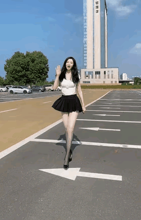 大妹子快回去吧，要不然晒黑了就白瞎了一双大白腿[机智]