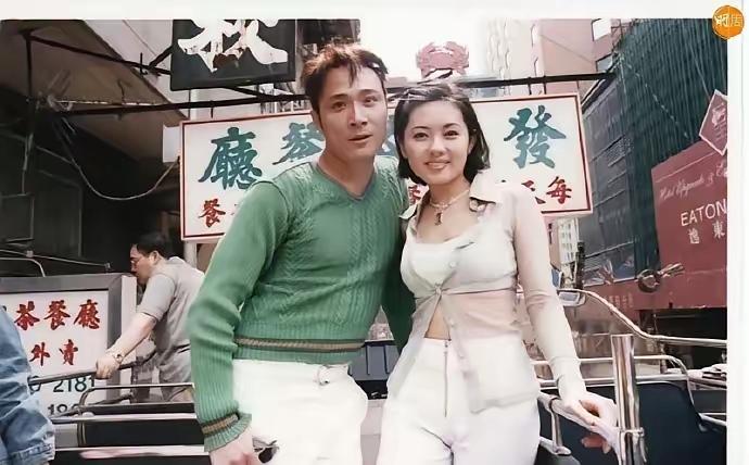 他俩是夫妻吗？还真不认识他们，你知道他们是谁吗？