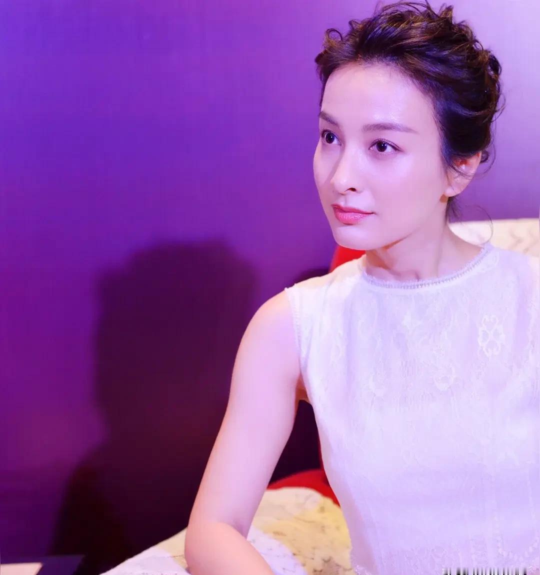 43岁，吴昕被李雪琴当面问懵了：“你在谈恋爱吗？
”她笑着摆手否认的样子，像极了