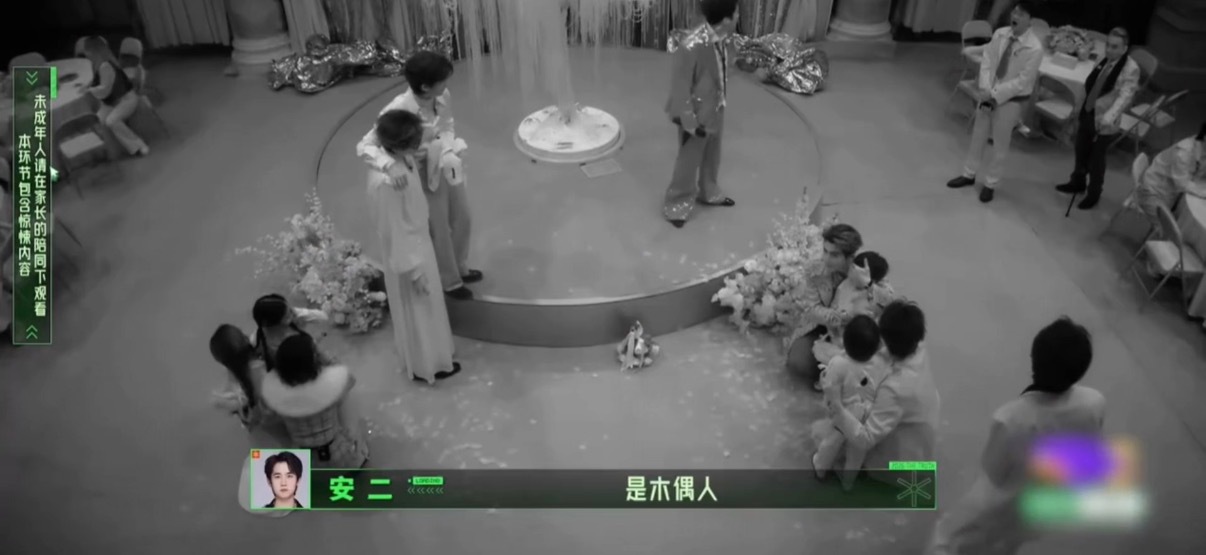 张凌赫黑暗中的第一反应偶然看到这段节目镜头，灯光突然熄灭陷入黑暗，张凌赫下意识护