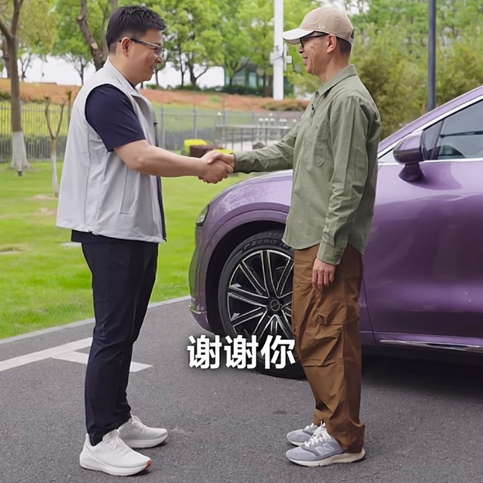 老余这打扮，一天至少跑五公里，别问我为啥知道，因为我每天跑十公里的时候穿这样最方
