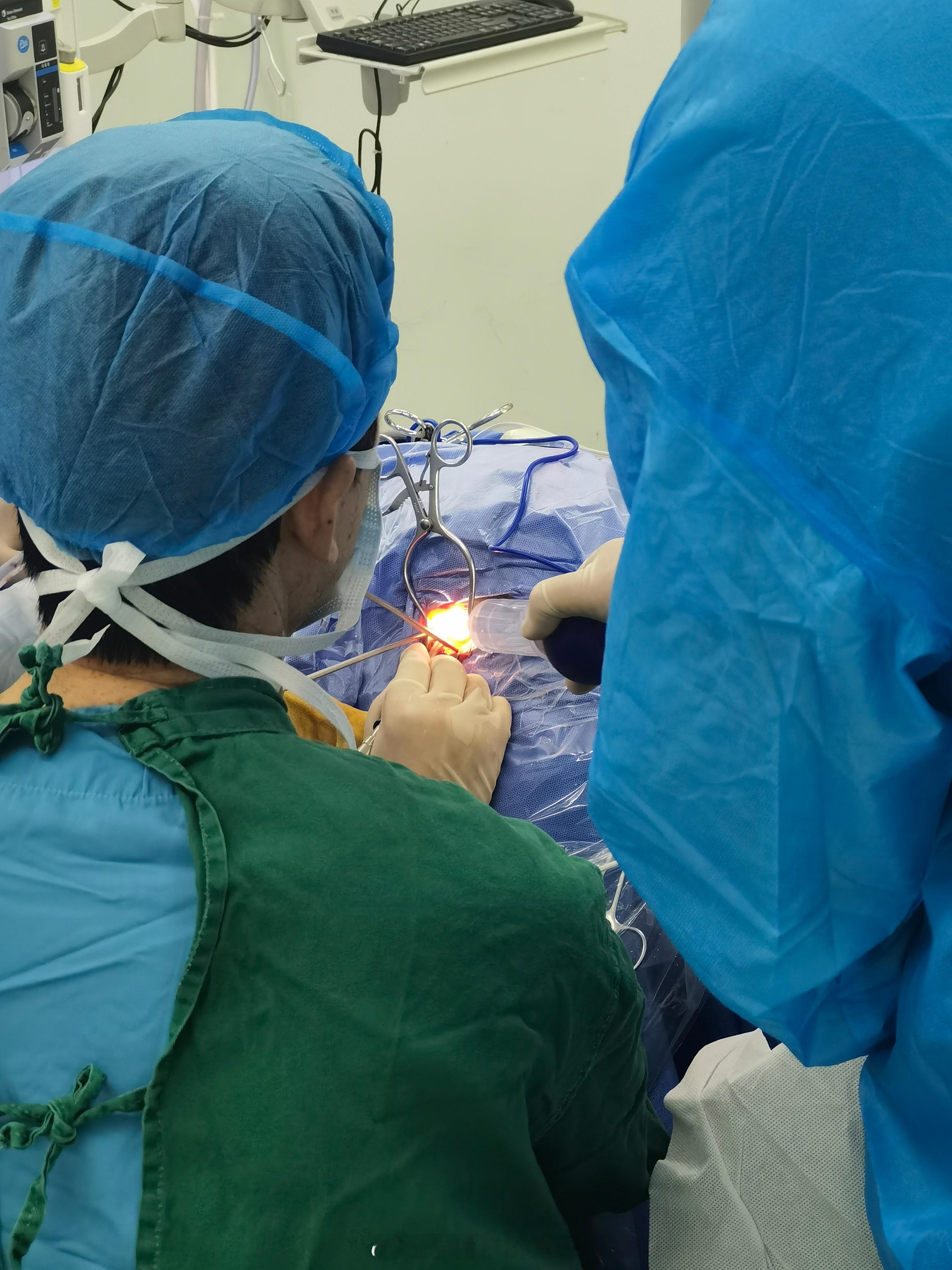 我这两台单髁做完了，隔壁房间脑袋还没开始，麻醉W主任看俩房间，从隔壁回来唠叨：摆