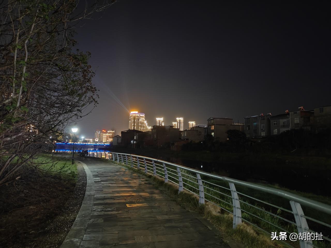 给大家分享我拍的一张夜景照。那是在一座古楼前拍的，飞檐翘角隐在暮色中，万家灯火连