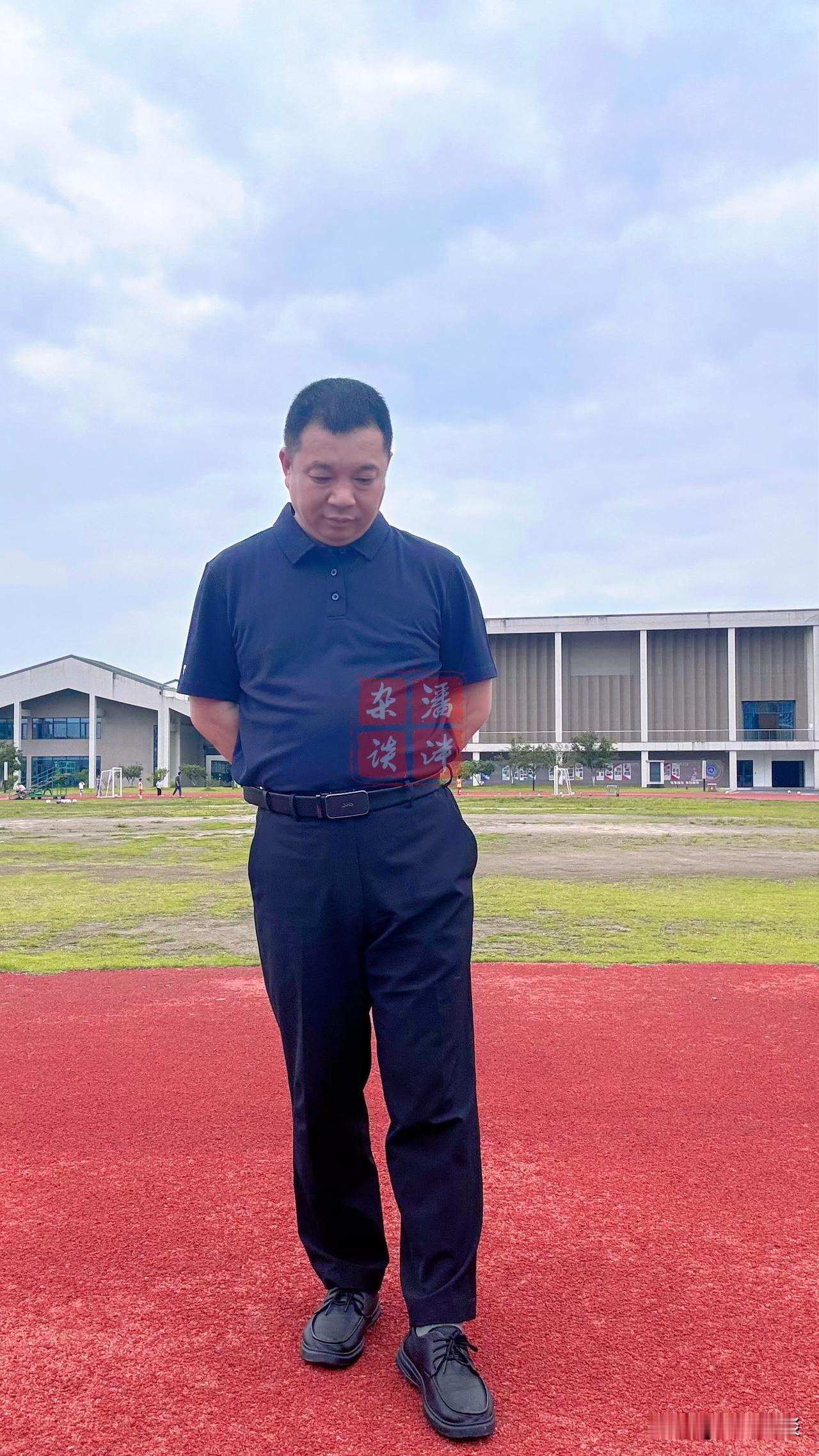 人这一生，别总围着他人的眼光打转。比起费心揣摩别人的感受、纠结旁人对你的评价，更