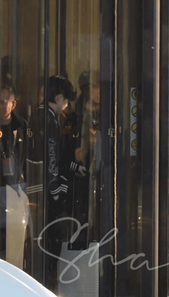 飞机落地南京2小时，王楚钦没去酒店，直接进了球馆。
你猜他落地南京后第一站去哪了