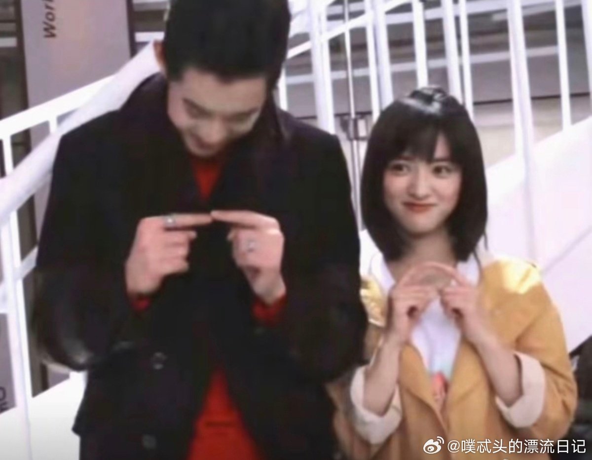 王鹤棣沈月本人认证职场发小称号从荧幕搭档到现实好友，一起拍戏一起上综艺，王鹤棣沈