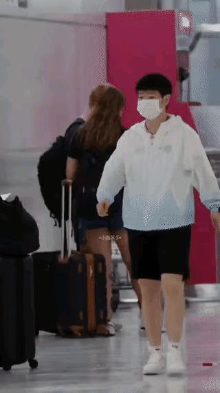 太阳光
金亮亮
莎莎走上场
从家乡
到横滨
告别众乡亲
为国家
来征战
信心满又