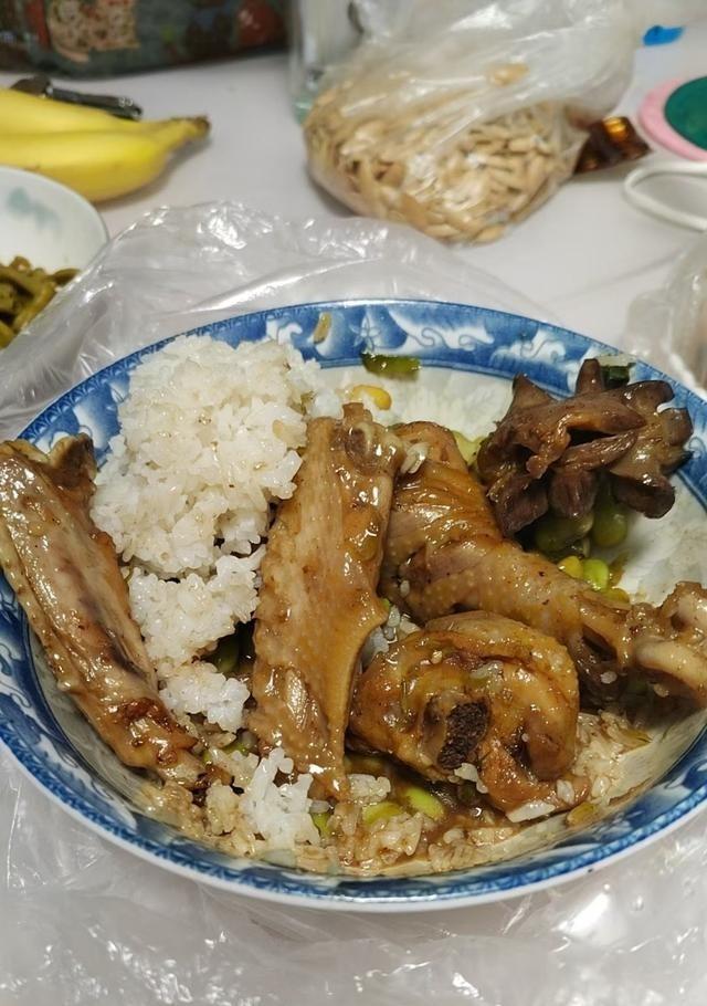 弟媳因为六年前我妈没伺候她坐月子，现在我妈骨折需要人照顾，她直接说“要看孩子没空