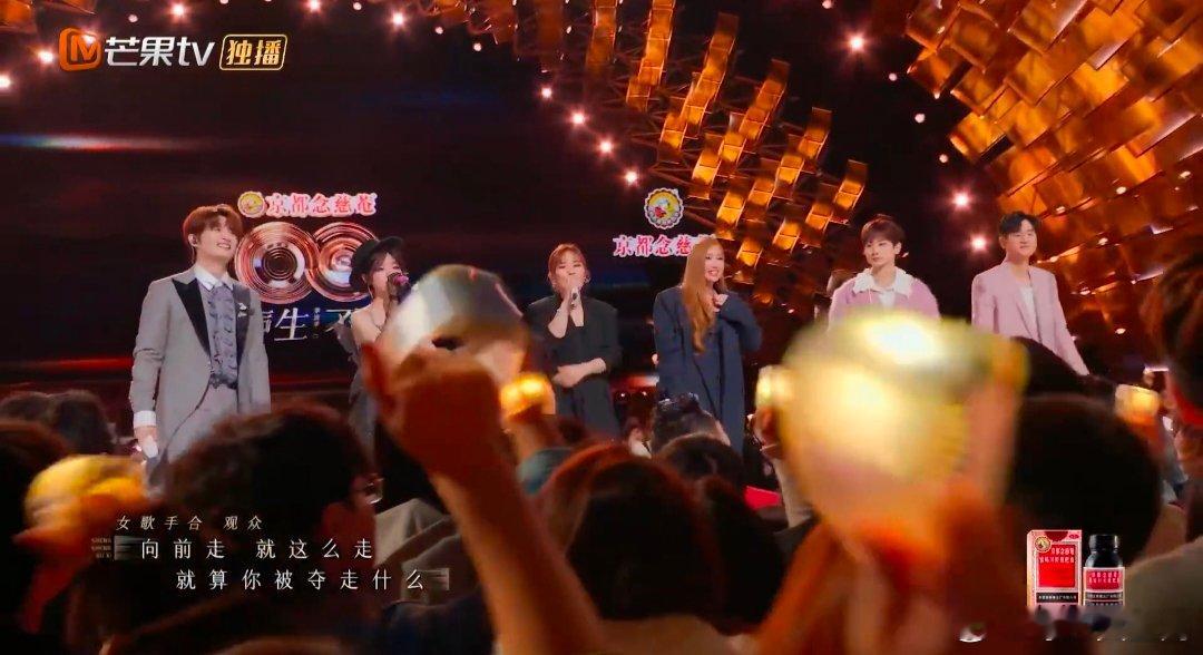 声生不息大合唱平凡之路声生不息 这才是音乐节的感觉！全场齐唱《平凡之路》，感动到