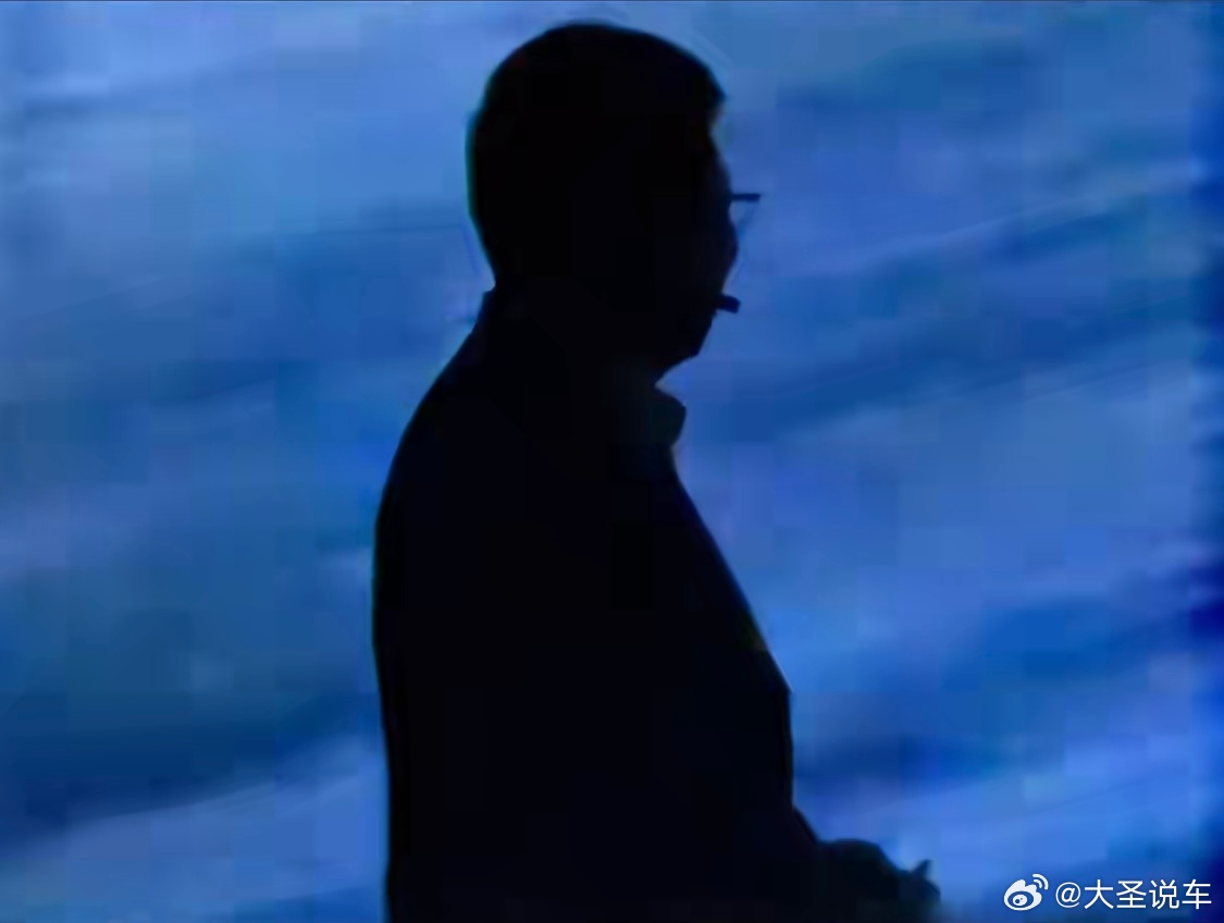 看到这张图片，心中感慨万千啊。他是实打实的草根出身，吃过很多人吃不了的苦，做过很
