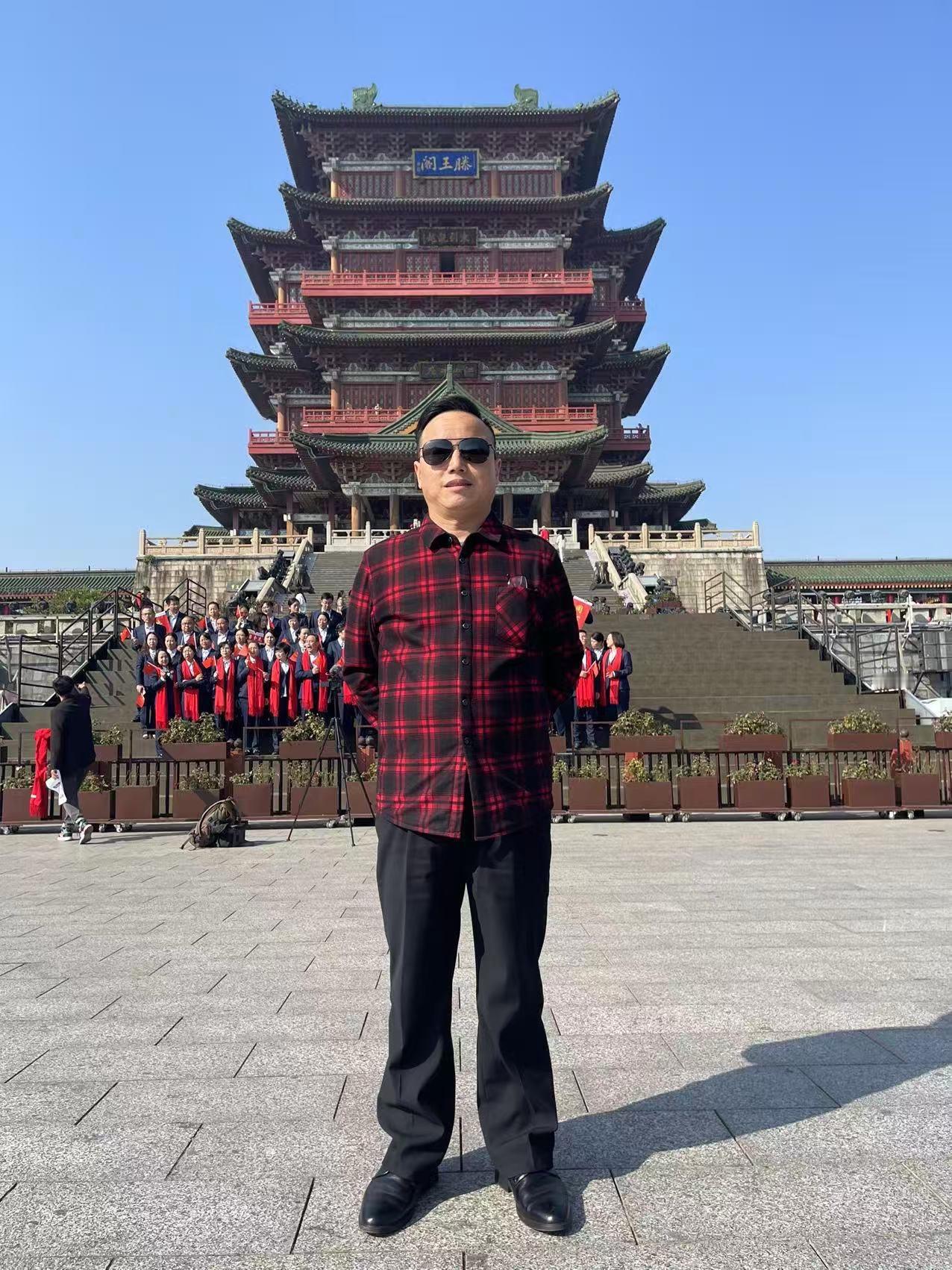 年轻时，喝酒是逞强，
非要分个高下，论个输赢。
如今，喝酒是品尝，
品人生的回甘