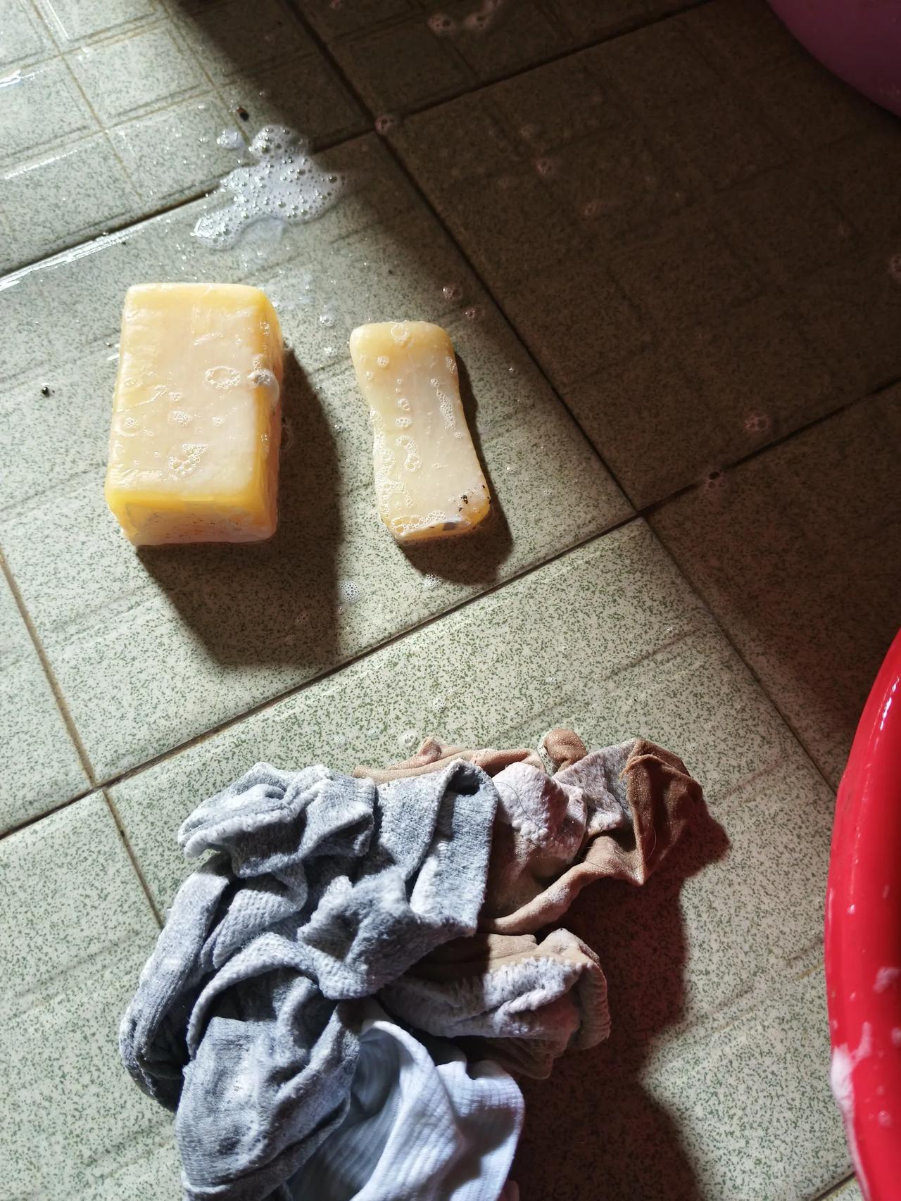 今天给大家分享一个小妙招，咱们洗袜子，内裤用剩下的肥皂渣你们是怎么处理的呢？
