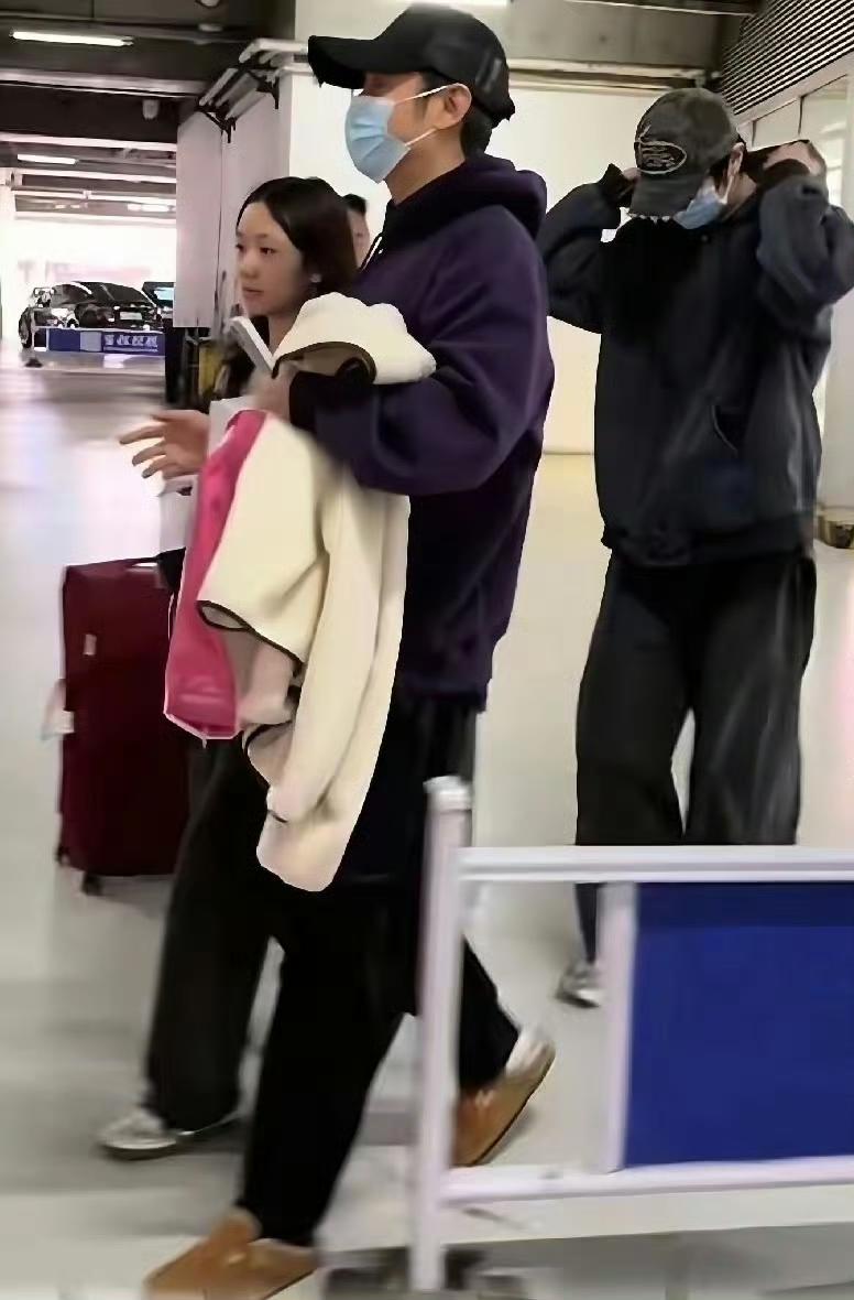 近日，45岁的张丹峰带着孩子外出度假时在机场被网友偶遇。画面中，女儿的一双长腿格