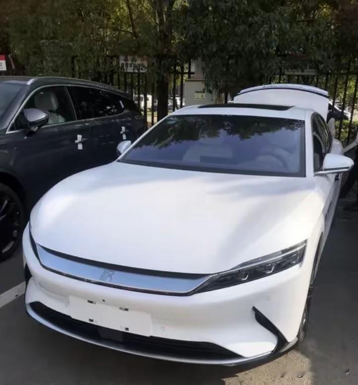 一位车主花 27 万买的比亚迪，开了六年 16 万公里，换备胎时突然愣住——车轮