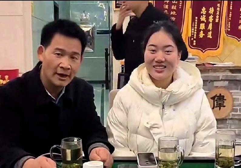 你发现没？
“荒唐”，正成为算法世界里最硬的通货。
一个叫“灿灿子”的网红，杀猪