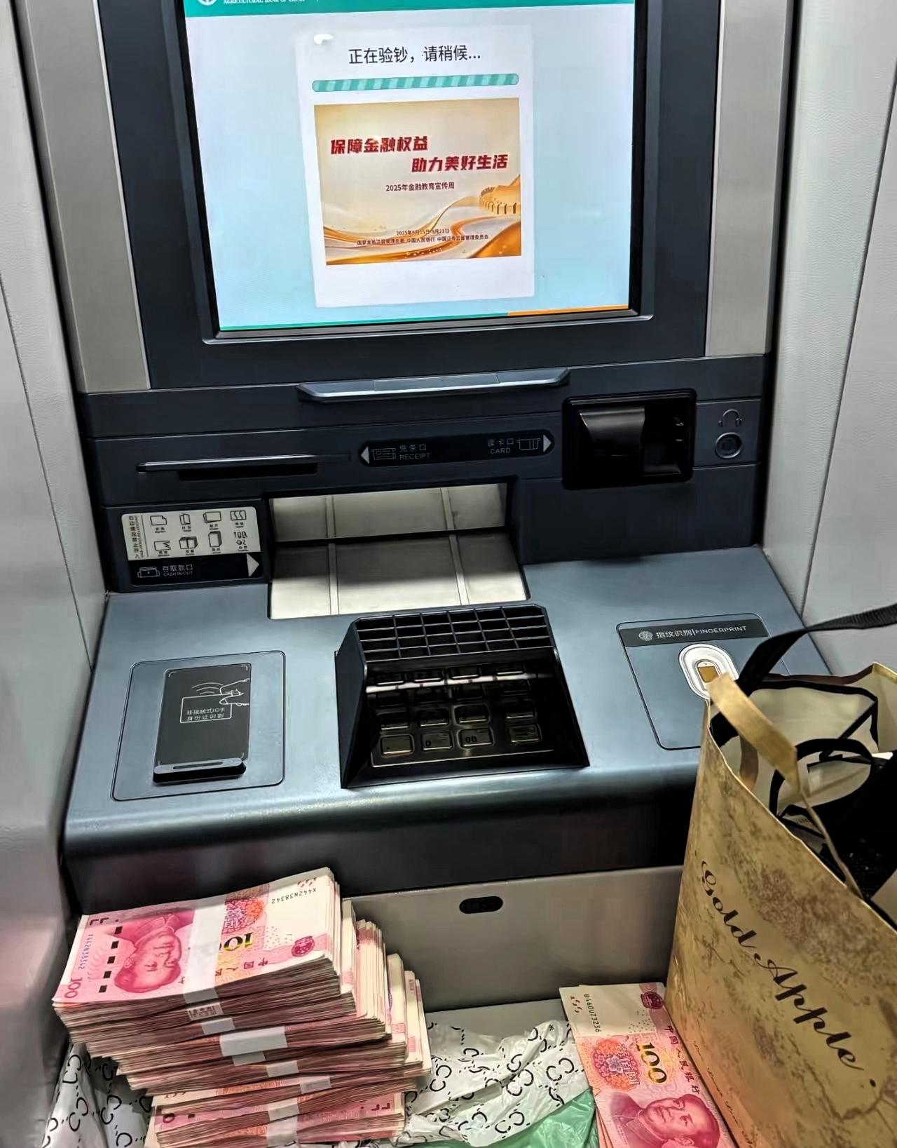 奉劝大家手里有余钱
一定要存钱！存钱！
今天3月10日，是国债发行的日子，
 