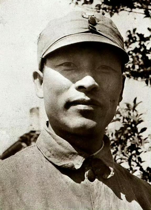 1944年9月11日，彭雪枫在指挥河南夏邑八里庄战役时，被流弹击中，壮烈殉国，时