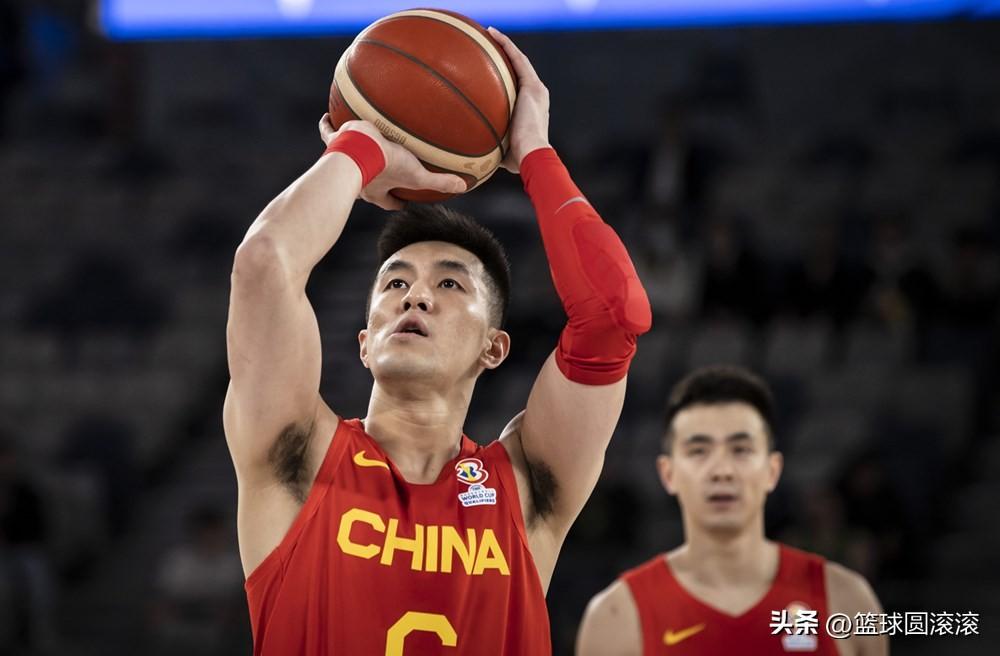 真的不愿看到这一幕！郭艾伦受伤离场，太让人心疼。
他为男篮扛过低谷，为家乡拿下冠