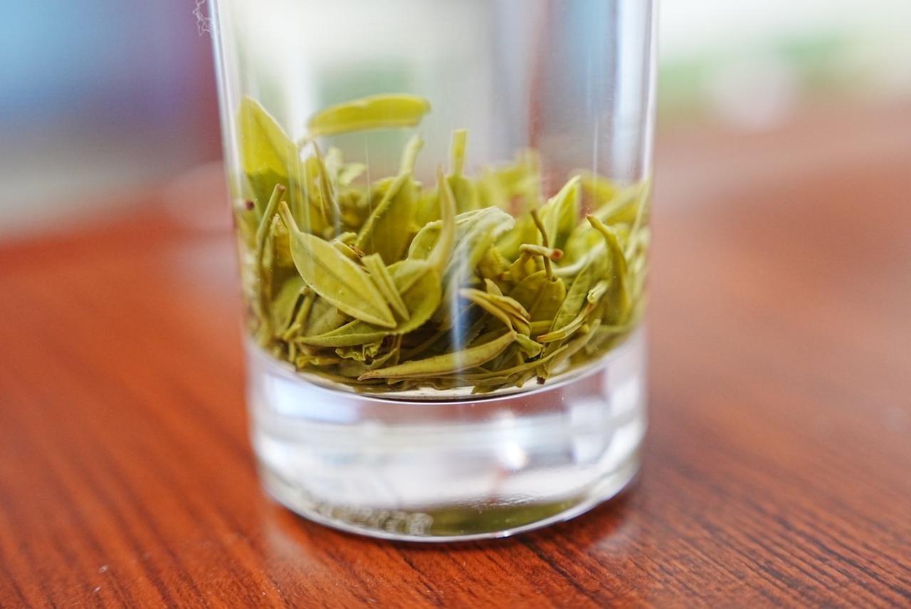 坐酌泠泠水，
看煎瑟瑟尘。
无由持一碗，
寄与爱茶人。
——山泉煎茶有怀/唐·白