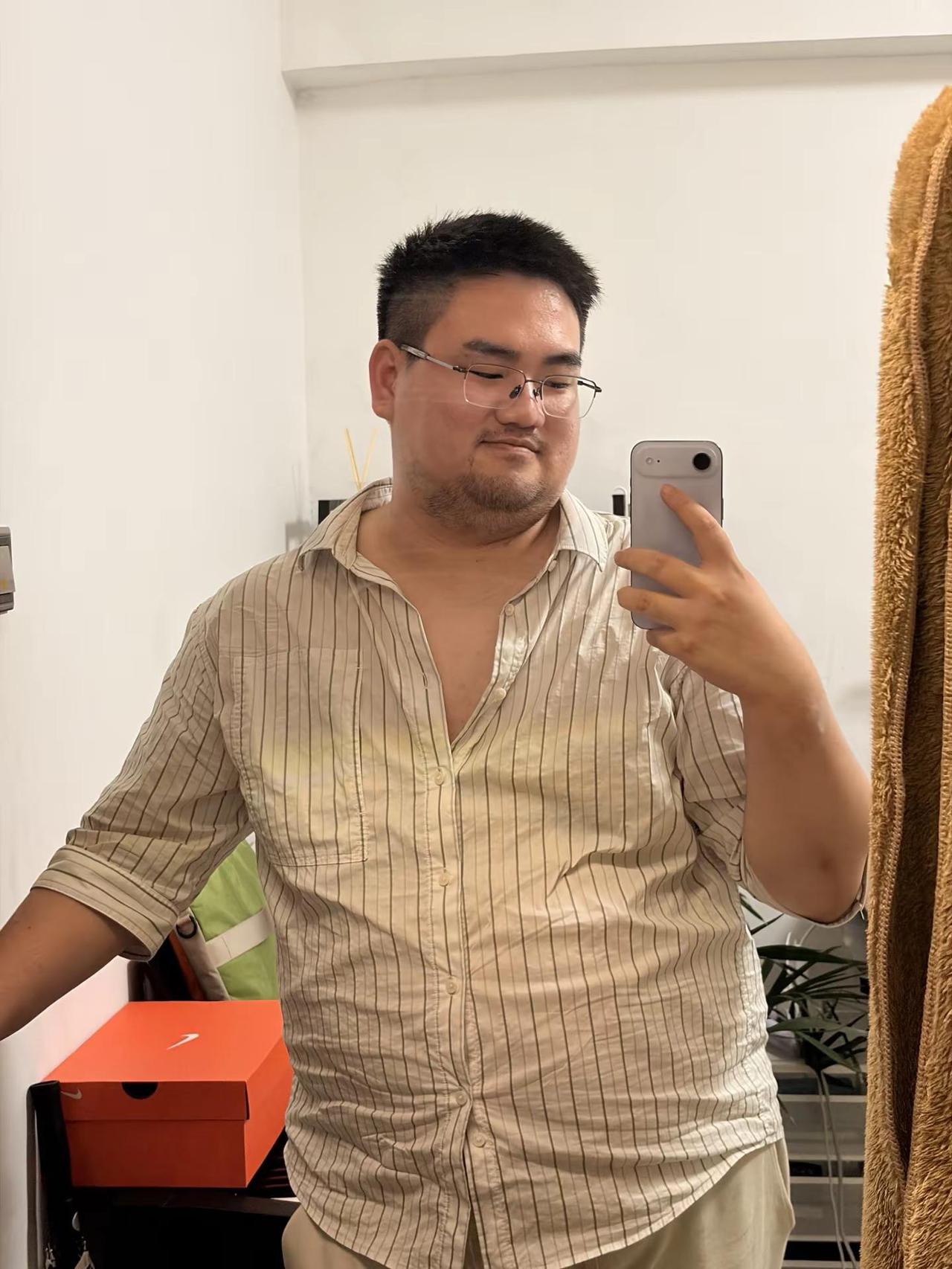 小猪小猪，好想你。正装衬衫胖子 胖男生穿搭 镜子里的胖子 胖哥们穿搭技巧