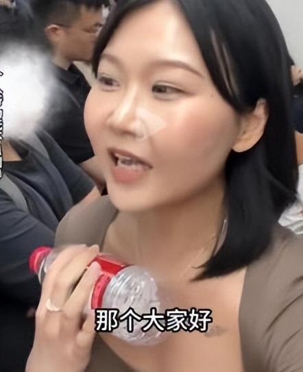 “好心态值得学习！”，7月4日，长沙地铁上，一个26岁的姑娘突然站起来，对着满车