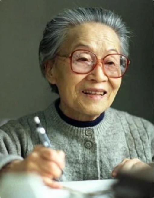 杨绛说：“什么是灵魂伴侣？
灵魂伴侣就是：
爱你，不为难你；
懂你，不伤害你；