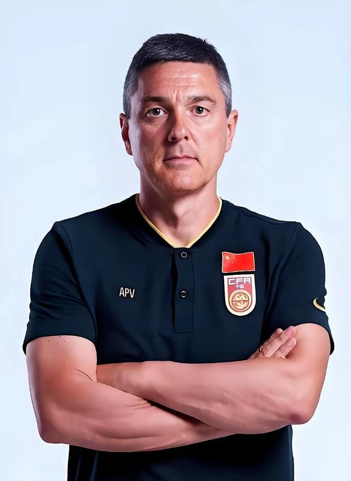 听说带咱们国足U23进决赛的那个西班牙老头，有个怪癖，只要不出现场看比赛，他就把