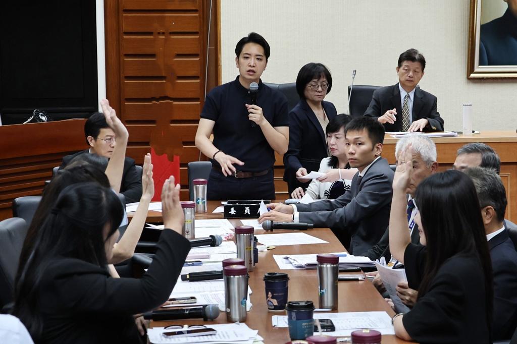 “立院”备询竟然“被罚站”？ 李洋回应了
“立法院”教育及文化委员会30日在审查
