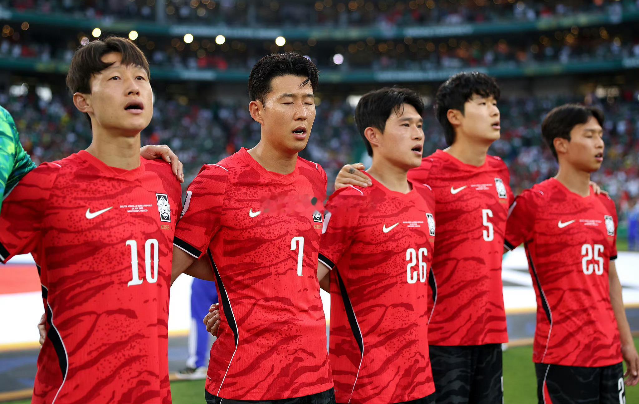 南非1比0韩国进攻持续低迷！韩国三场小组赛只进2球，改写本世纪最低进球纪录。A组
