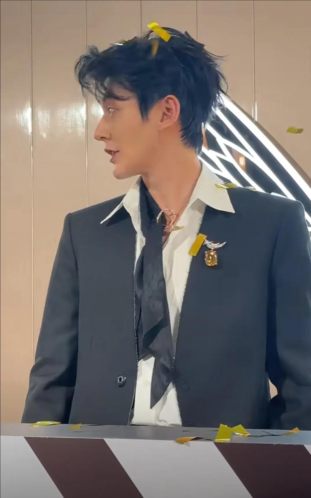 邓为在上海参加线下活动，本人生图状态也太绝了吧， 都跟偶像剧里美颜过一样，旁边的