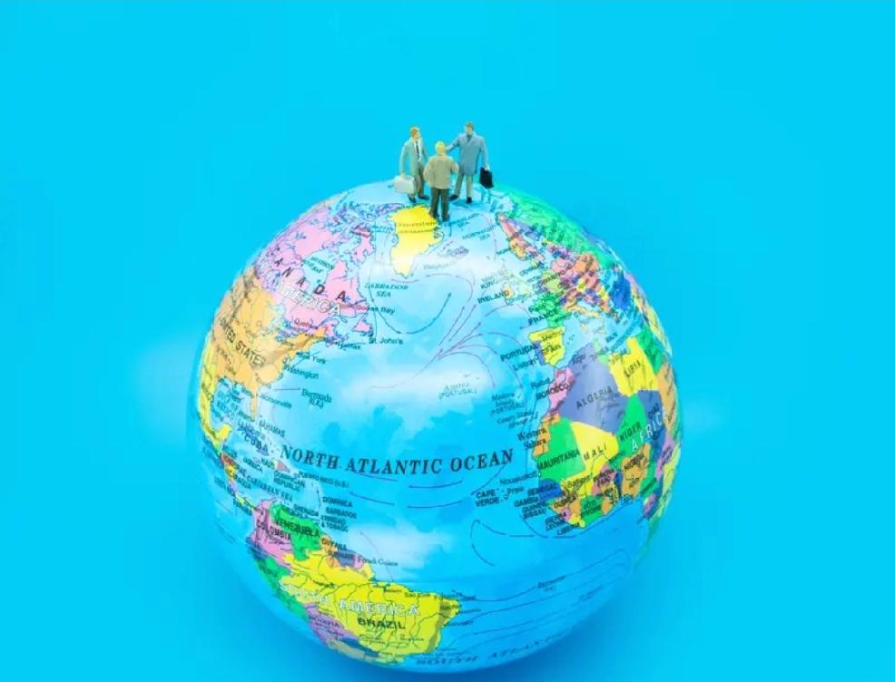 退休后环游世界得花多少钱，确实和去的国家及地区数量有关。像美国的拉内特和约翰夫妇