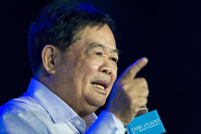 1971年，曹德旺当年在部队当炊事员的时候，有一天发现一个女人在偷东西。他一把抓