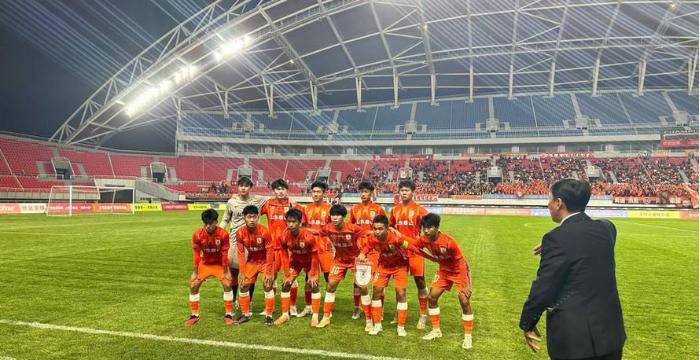 泰山U15五连冠那天，看台上有人哭了。
不是球员，不是教练，是一个从潍坊赶来的老