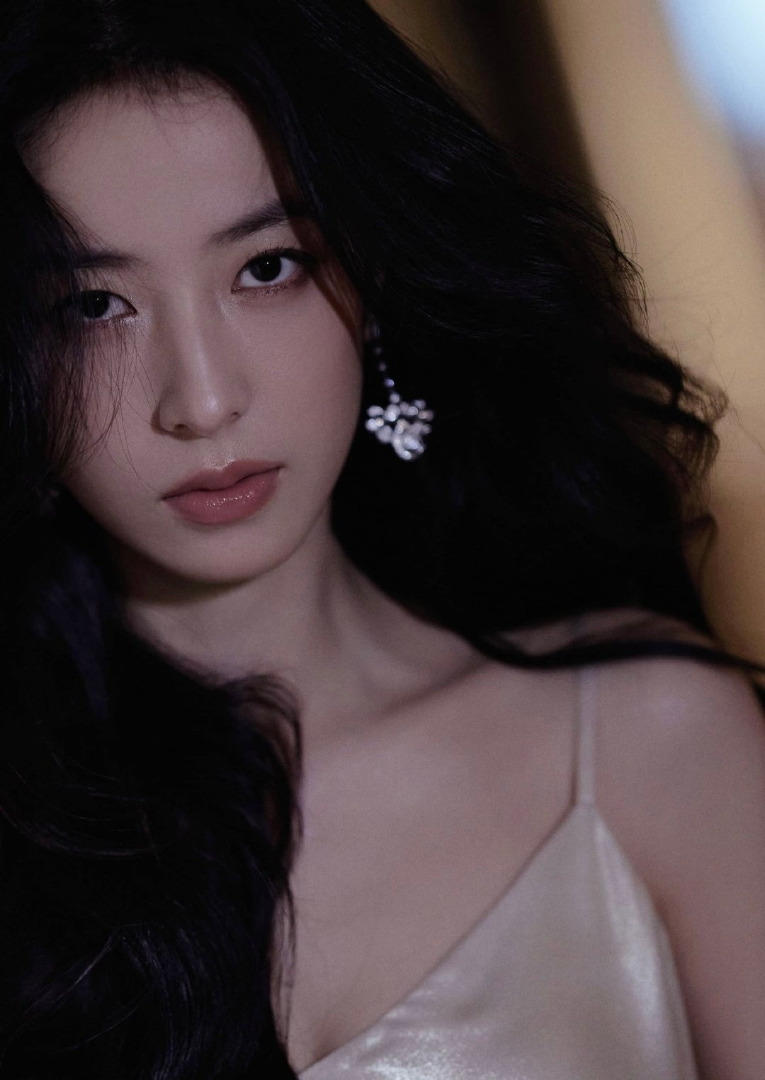 周雨彤身着香槟色吊带裙，优雅诠释柔美与精致 ​​​