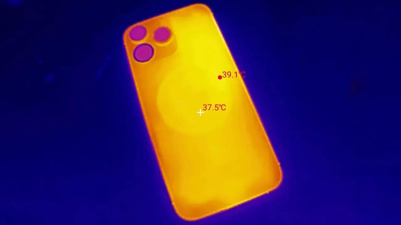 苹果似乎一直对手机发热不是特别重视，一到夏天玩游戏的时候，如果不用散热背夹基本上