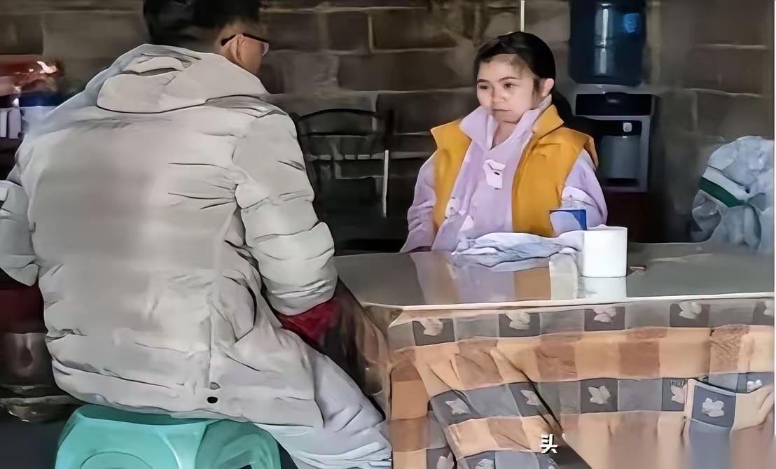 泪目！陕西一男子爱上了女网友，千里迢迢去表白，没想到，女孩是双腿残疾，靠捡废品维