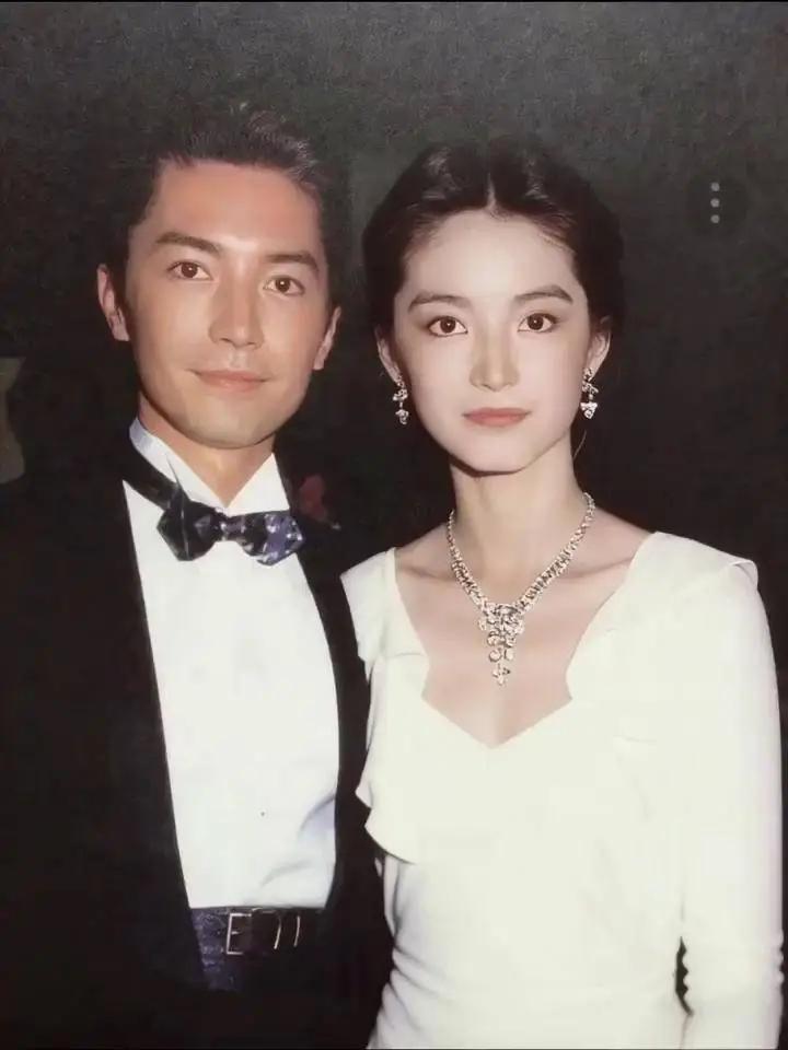 很多Ai生成的照片完美到让人窒息，比如这一张：
青春玉女期的东南亚第一美女林青霞