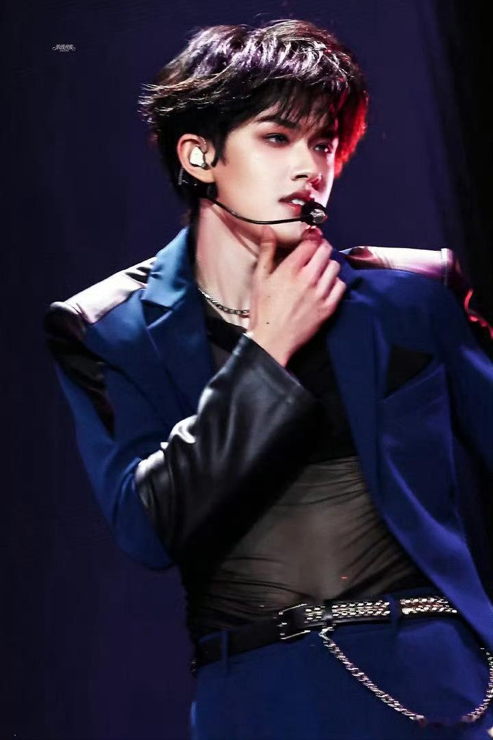 张极自作曲歌词张极送给粉丝的礼物是自作曲 天呐，张极新发布的单曲是自作曲，自己作